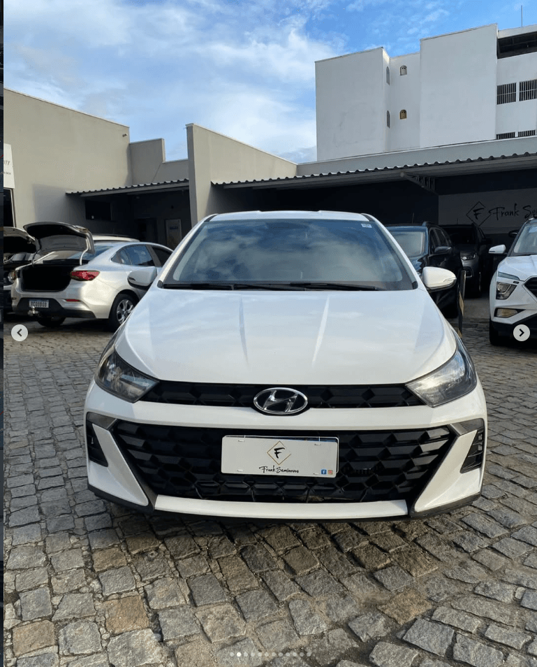 Cliente realizando venda de veículo seminovo com a Frank Seminovos